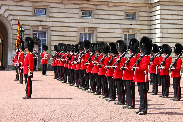 Photo de la relève de la garde au palais de Buckingham, Londres