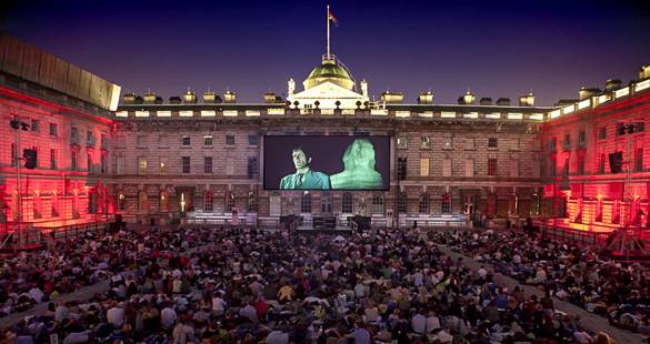 Photo d’une séance de cinéma en plein air à la Somerset House de Londres