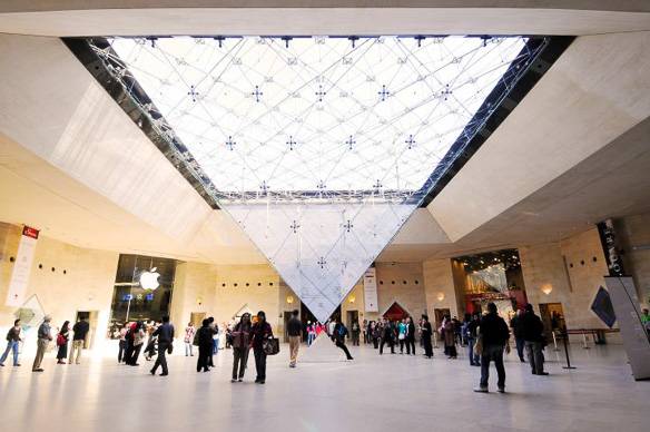 Photo du Carrousel du Louvre et de la Pyramide inversée en verre