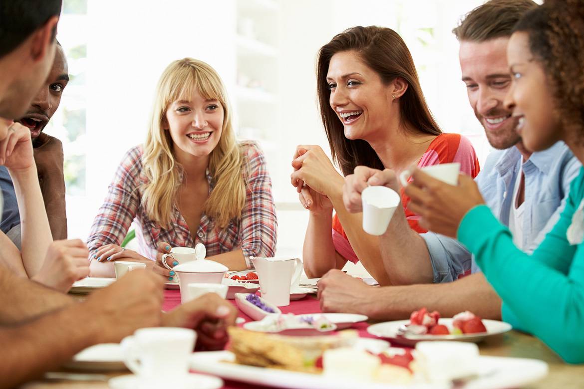 Photo de colocataires qui prennent leur petit déjeuner dans l’appartement qu’ils partagent