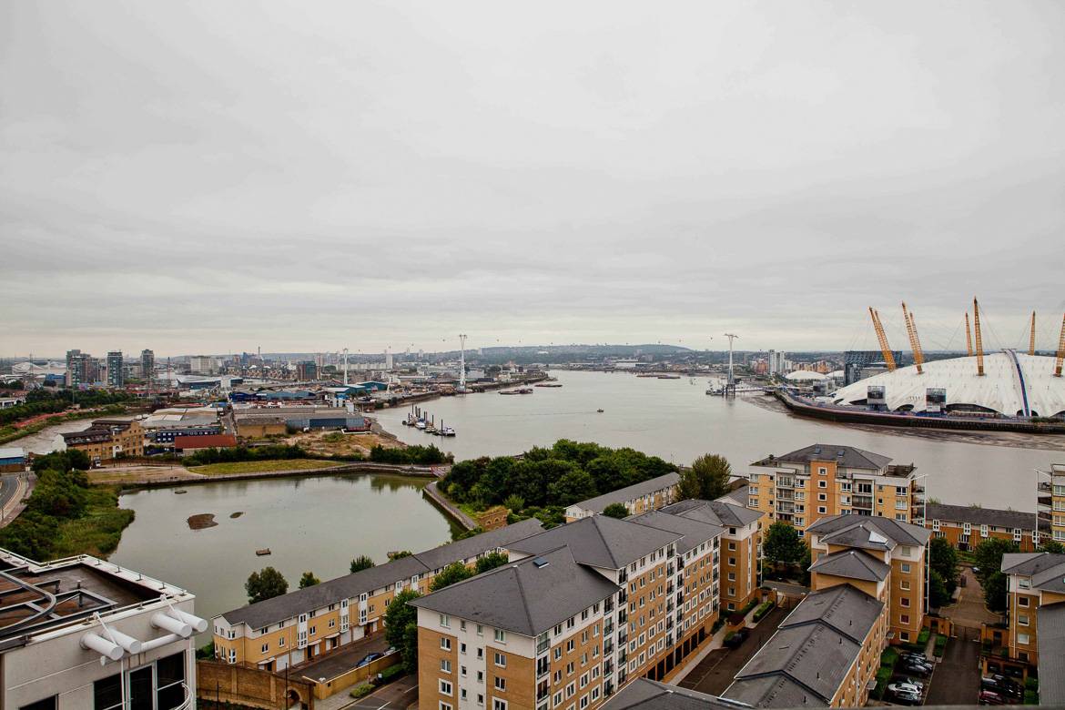 Photo de la Tamise vue d’un gratte-ciel à Canary Wharf.