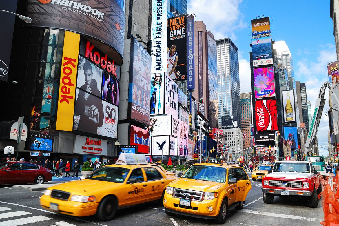 Photo des taxis roulant sur Times Square