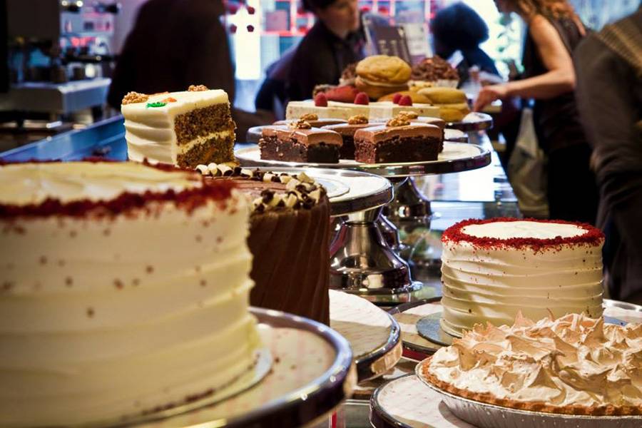 Photo d'un comptoir garni de gâteaux et de pâtisseries
