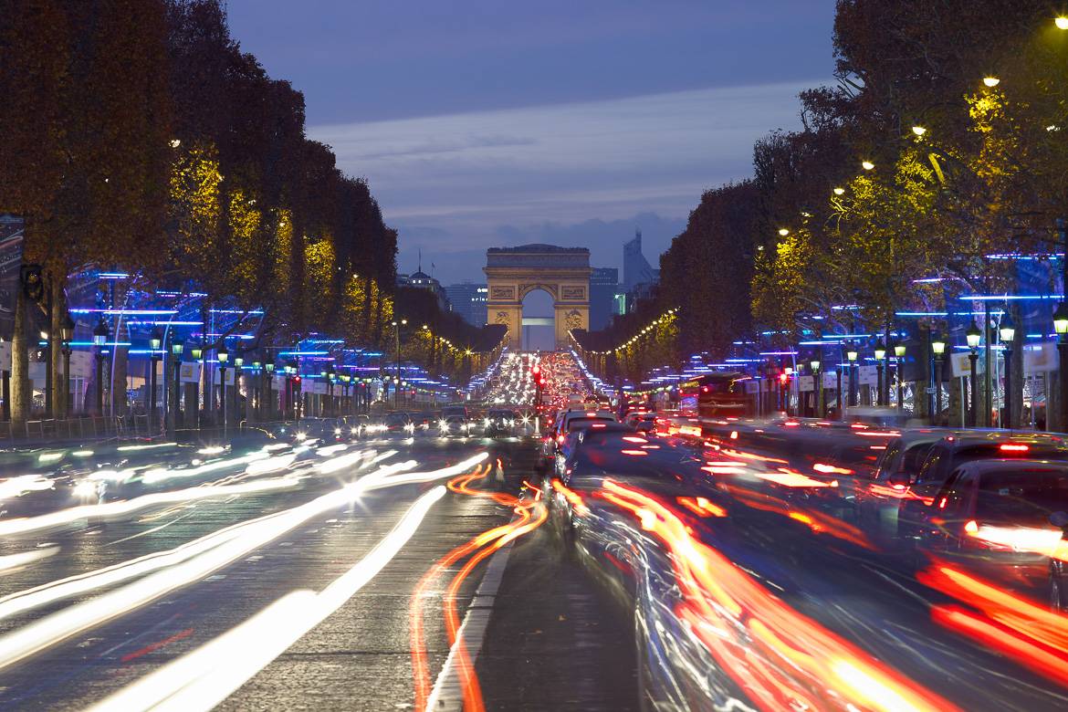 N’oubliez pas d’aller aux Champs-Élysées pour voir la ville s’illuminer