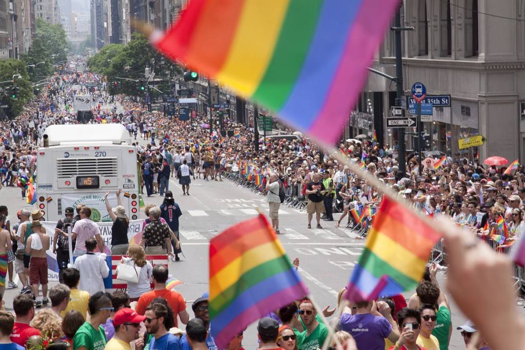 Les New-Yorkais longent la 5ème avenue et affichent leur fierté et leur solidarité envers la communauté LGBTQ.