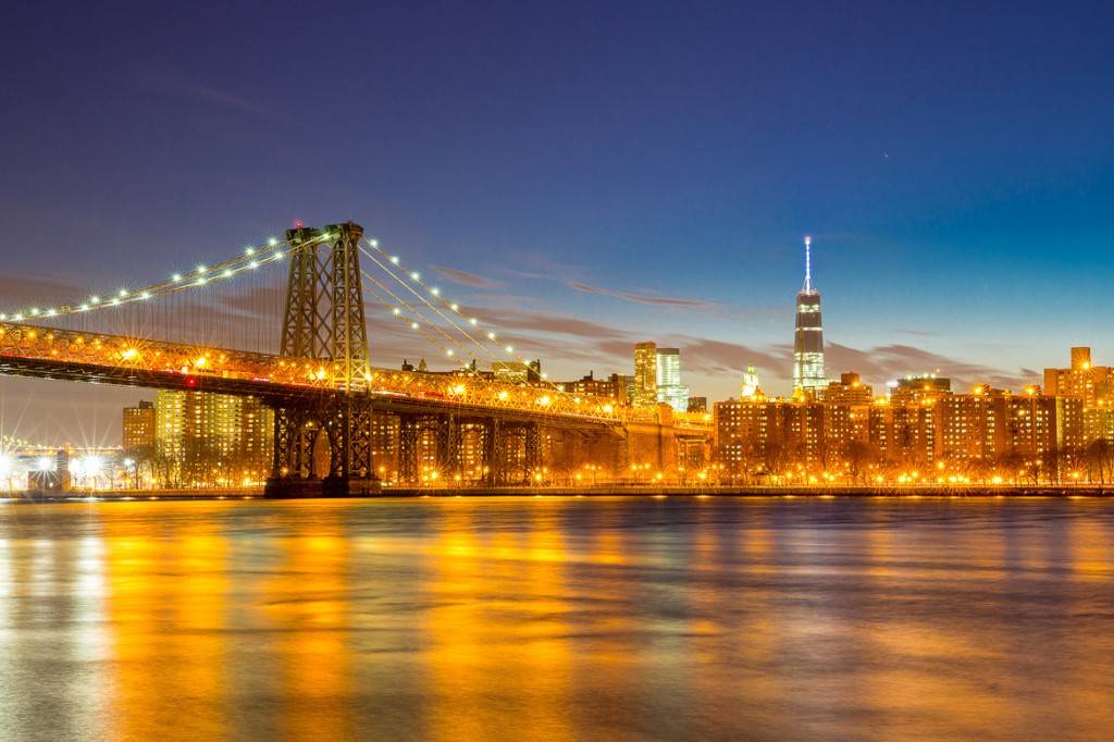Une vue de la rivière qui coule vers le sud jusqu’au pont de Williamsburg et le One World Trade Center.