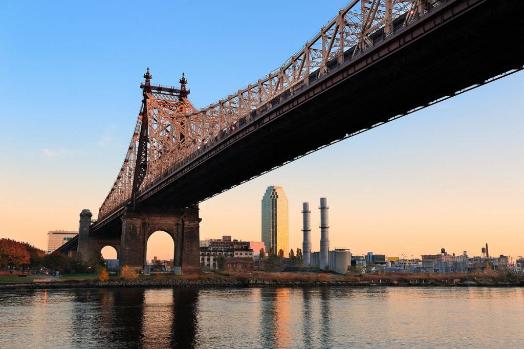 L’emblématique pont de Queensboro et le Citigroup Building de Long Island au crépuscule.