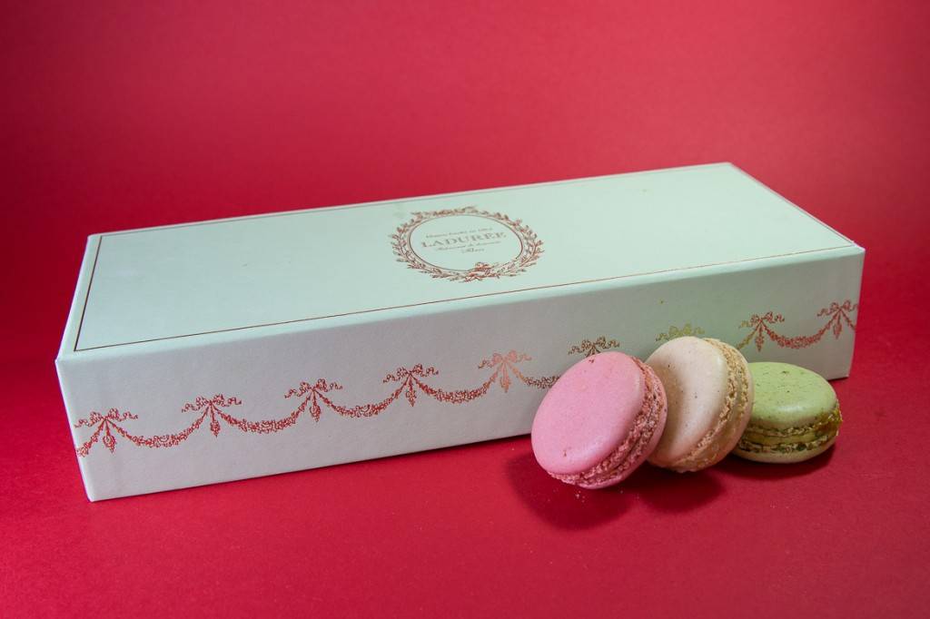 Photo d'une boîte de macarons Ladurée à Harrods, à Londres