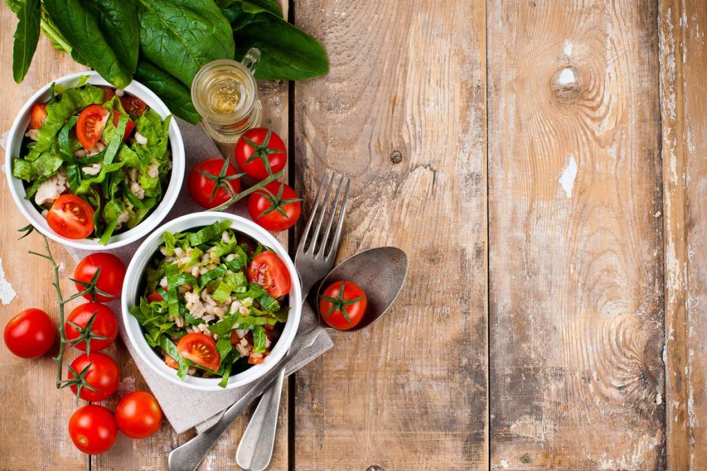 Photo de tomates et d'herbes aromatiques