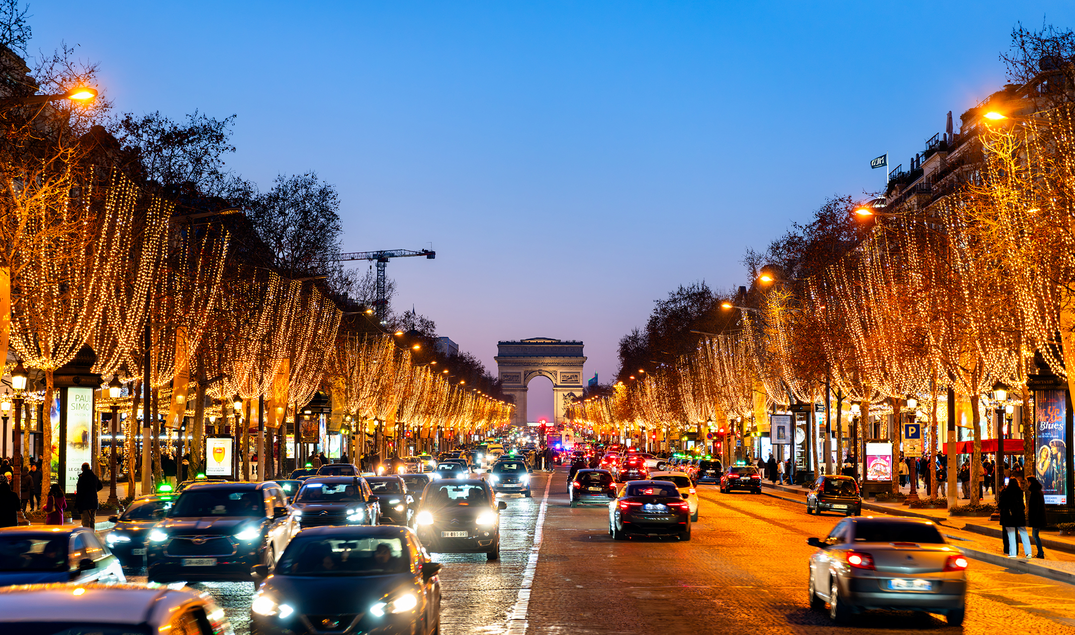 Les Champs-Élysées festivement décorés et illuminés la nuit à Paris. France [Leonid Andronov | Dreamstime.com]
