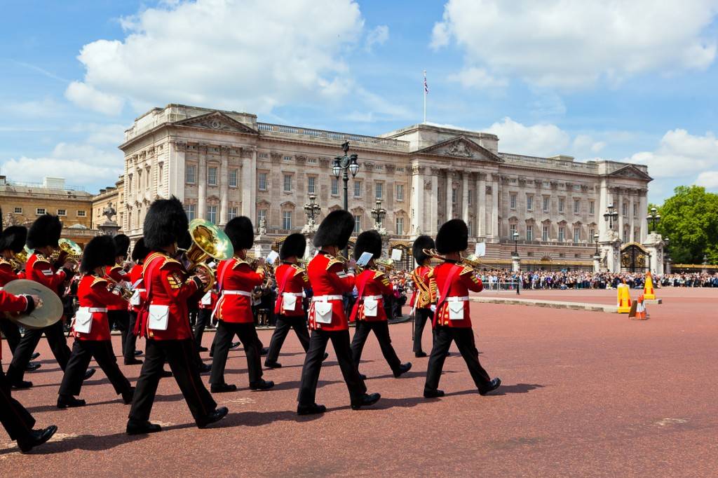 Photo d’un groupe de gardiens de la Tour de Londres lors de la relève de la garde au palais de Buckingham