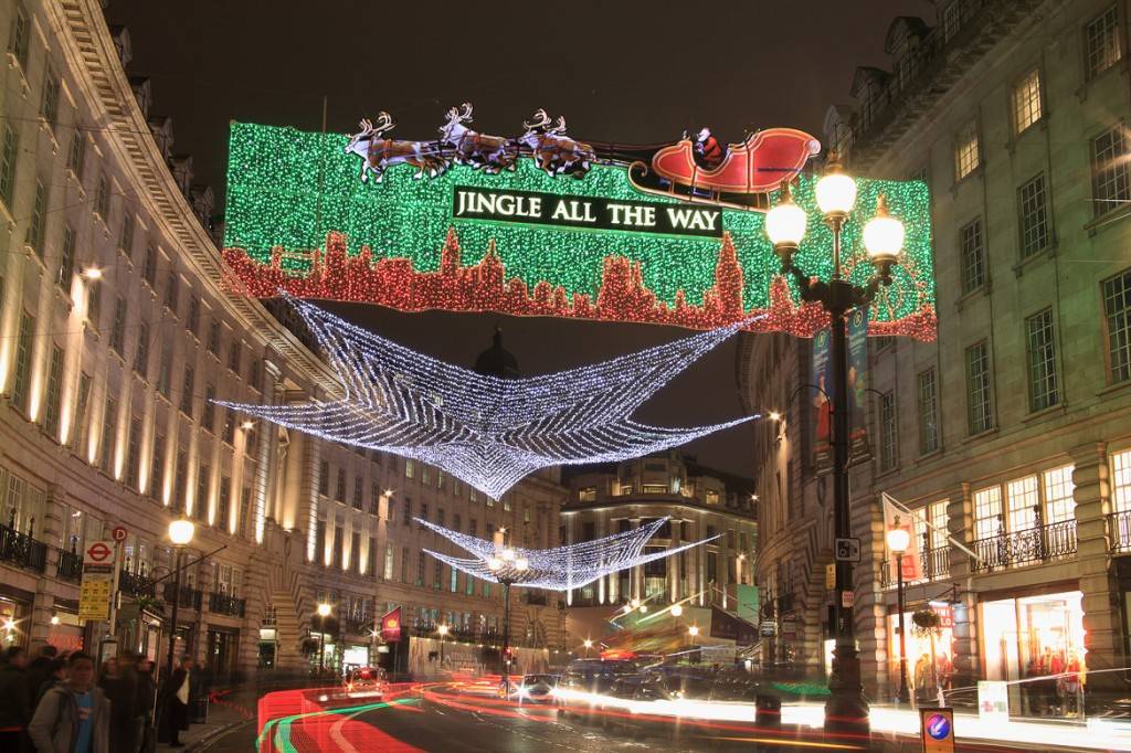 Photo des jolies illuminations de Noël d’Oxford Street pendant la saison hivernale