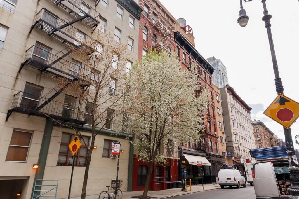 Photo d’une rangée d’immeubles bas à New York. Les issues de secours sont recouvertes de neige