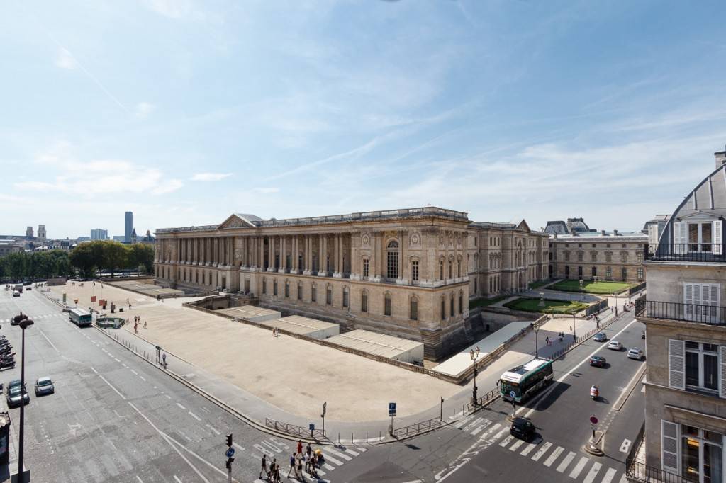 Photo de la vue depuis un appartement situé juste en face du Louvre, dans la rue de Rivoli