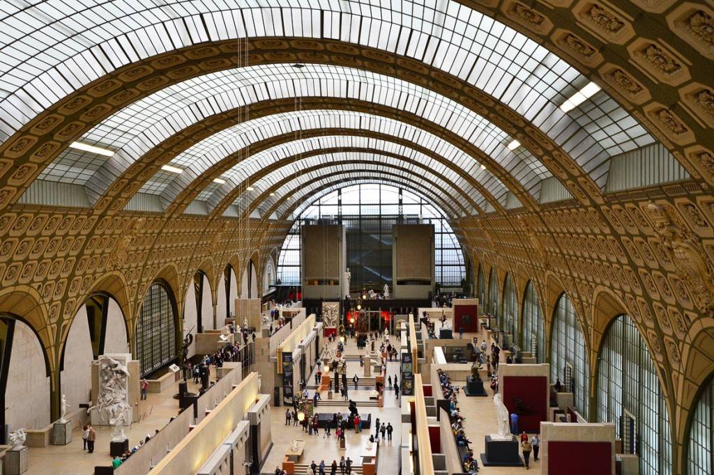 Photo du plafond du musée d’Orsay, dominant les galeries