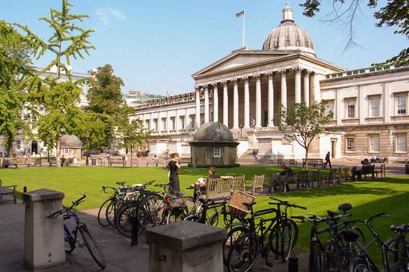 Photo d’un campus d’une université londonienne avec sa pelouse