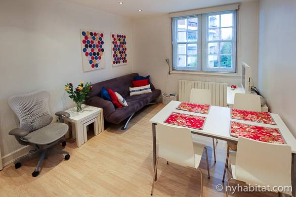 Photo du salon de l’appartement LN-663 comprenant une fenêtre et quelques meubles