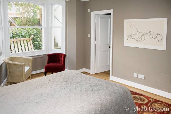 Photo de la salle à manger de l’appartement LN-1059 et d’un tableau accroché au mur