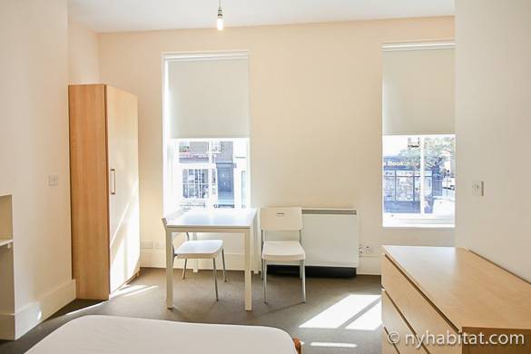 Photo de la chambre de l’appartement LN-1509 avec son bureau, sa commode et son lit