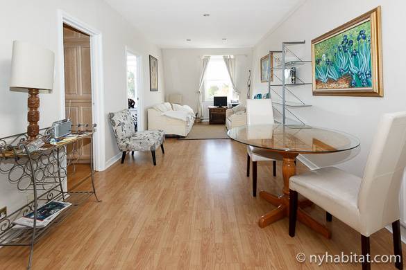 Photo de l’élégant salon de l’appartement LN-423 et ses canapés blancs