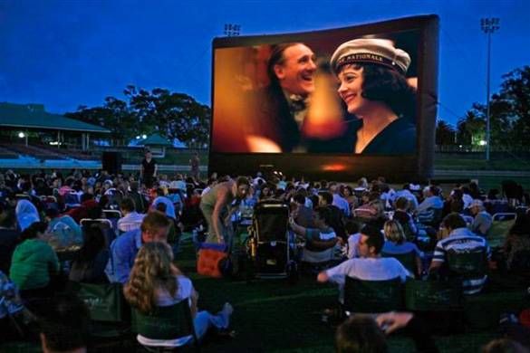 Photo de personnes qui regardent un film en plein air