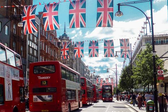 Photographie de drapeaux britanniques et de bus à impériale