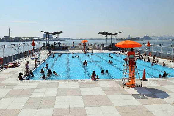 Photographie de la piscine flottante de Barretto Point Park avec l’East River en arrière-plan