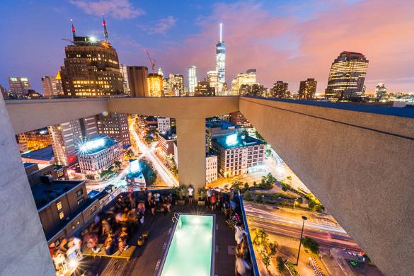 Photographie de la piscine sur le toit du James Hotel avec la skyline de New York tout autour
