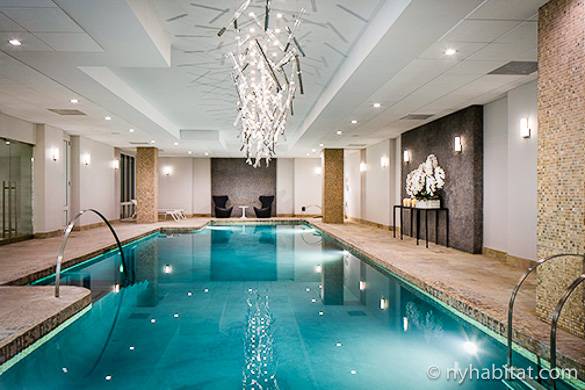 Photographie d’une piscine intérieure dans un immeuble de Midtown East