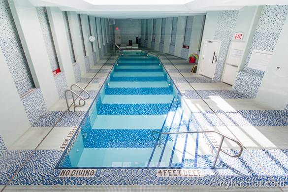 Photographie d’une piscine intérieure dans un immeuble de Fort Greene à Brooklyn