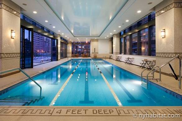 Photographie des couloirs d’une piscine intérieure dans un immeuble de l’Upper West Side