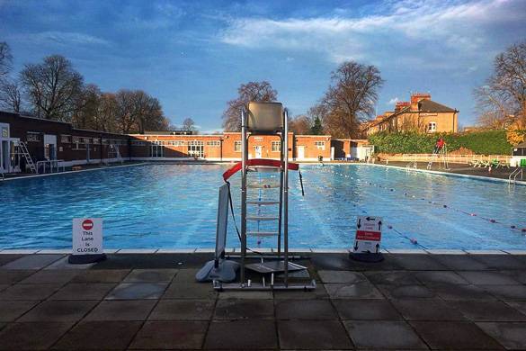 Photographie de la piscine à moitié ombragée du Brockwell Lido
