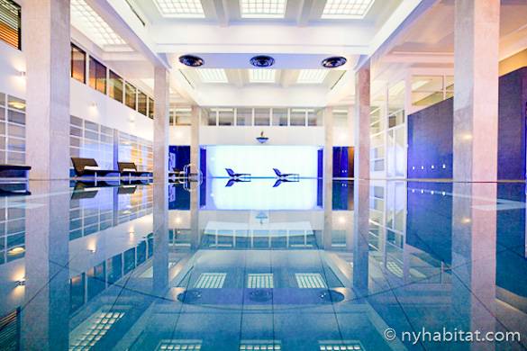 Photographie de la piscine dans l’immeuble où se trouve l’appartement T3 meublé LN-701