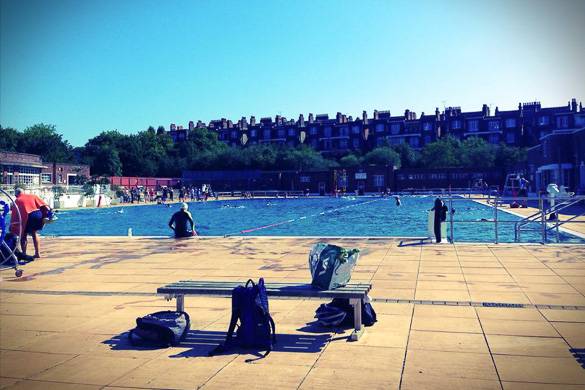 Photographie du Parliament Hill Lido et des alentours dans le parc de Hampstead Heath