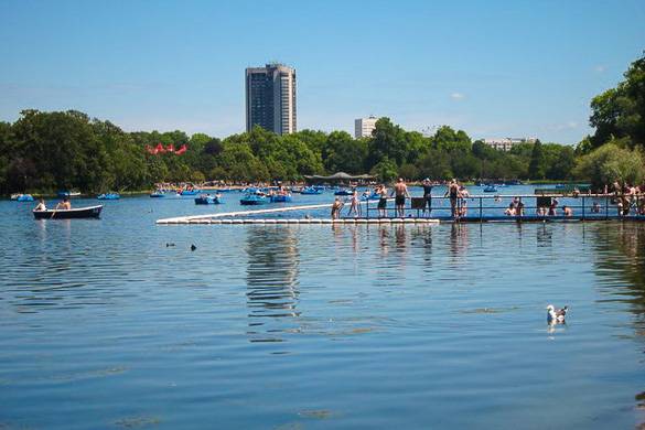 Photographie de baigneurs se tenant au bord du Serpentine Lido dans Hyde Park à Londres