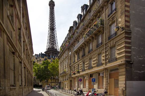 Photographie de la façade de l’American Library in Paris, avec la tour Eiffel en arrière-plan