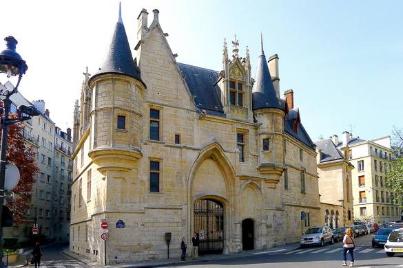 Photographie de l’extérieur de la bibliothèque Forney, avec ses tourelles et ses murs de pierre.