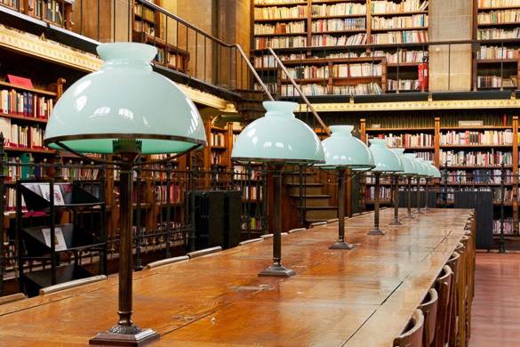 Photographie d’un bureau pour étudier à la bibliothèque Sainte-Geneviève