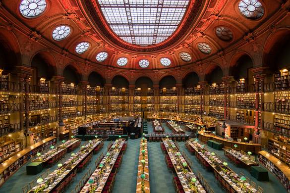 Photographie de la salle ovale de la bibliothèque Richelieu, avec son plafond en verre
