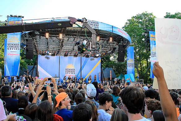 Photo d’un concert en plein air organisé par l’émission de télévision Good Morning America à Central Park, dans New York