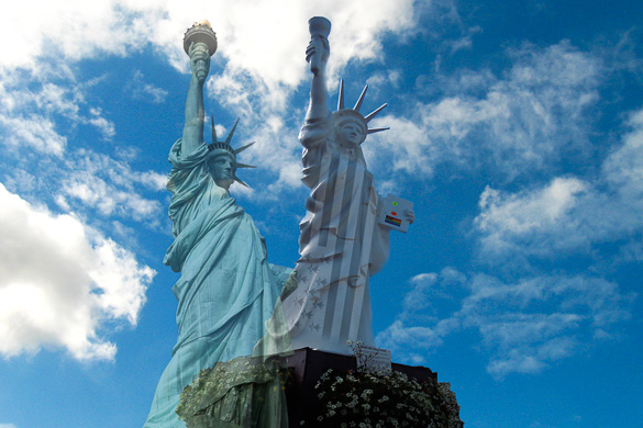 Photo de la Statue de la Liberté à New York et de sa réplique à Gourin, en France