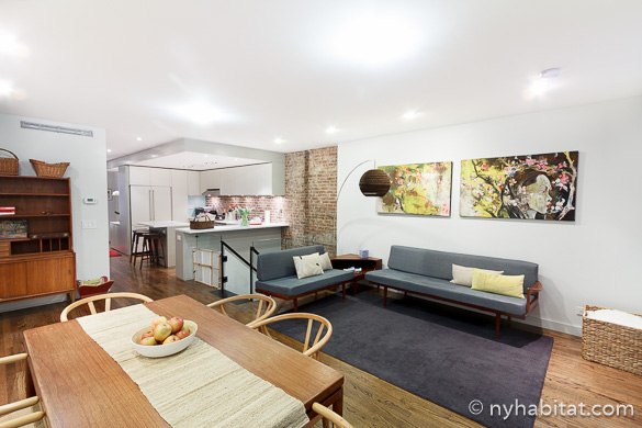 Photo d’une table et d’un futon dans l’appartement T3 NY-15650 dans l’Upper West Side