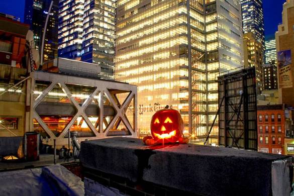 Photo d’une citrouille d’Halloween sur le toit d’un immeuble de la ville