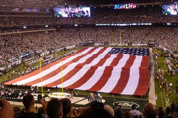 Photo du drapeau américain sur le terrain de football au MetLife Stadium