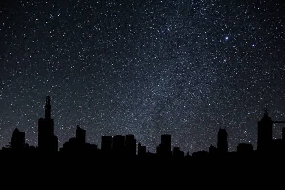 Photo nocturne de la skyline et du ciel étoilé