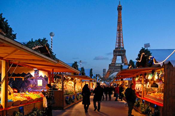 Photo d’un marché de Noël en plein air au pied de la tour Eiffel
