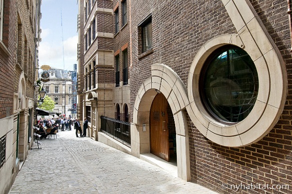 Photo extérieure de l’immeuble en briques où se situe l’appartement LN-1768