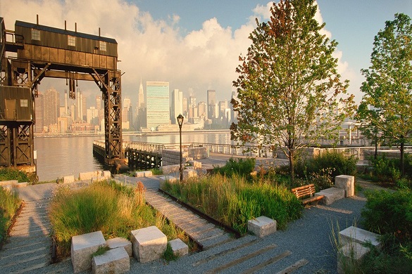 Photo des quais du Gantry Plaza State Park de Long Island City dans le Queens et de la skyline de New York