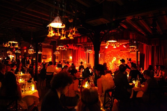 Photo d’un bar-restaurant sombre situé au théâtre de Sleep No More