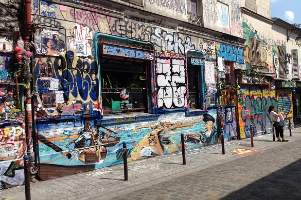 Photo d’un graffiti sur des bâtiments à Belleville